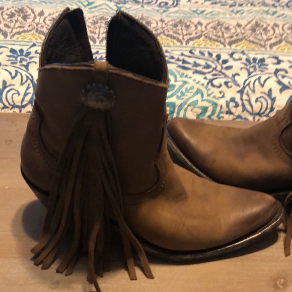 Brown tasseled booties - Picture 2 of 7